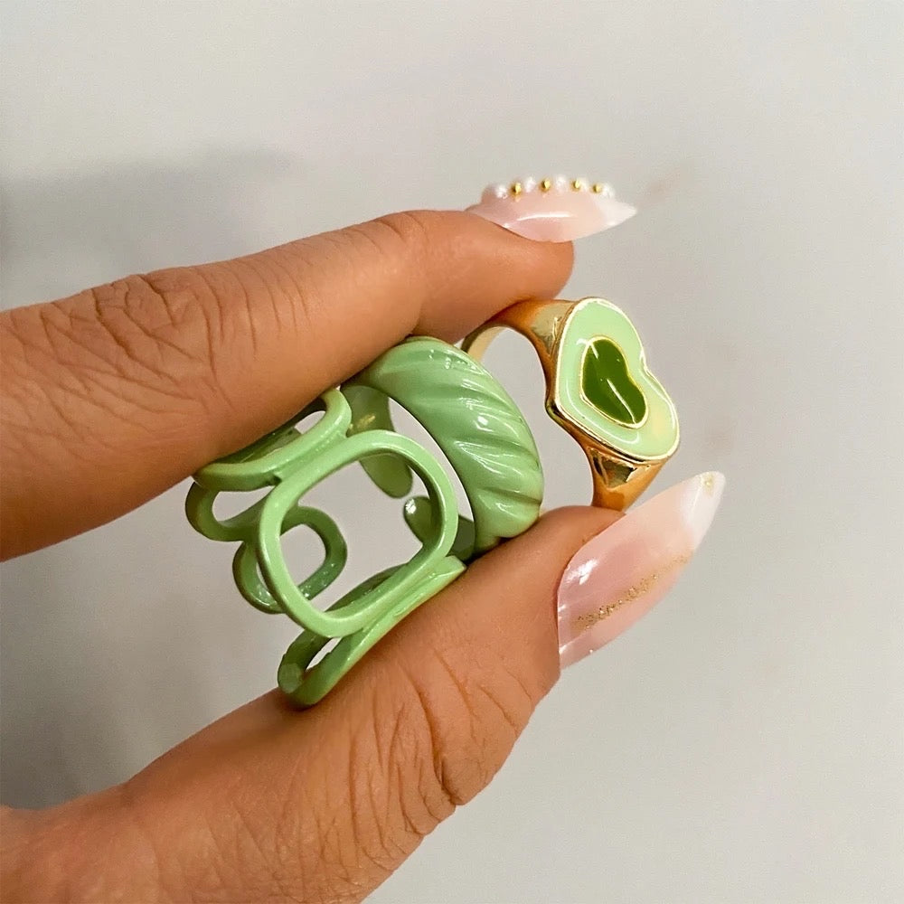 Green heart rings set