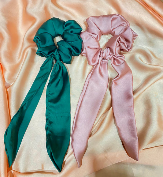 Scrunchy with tail