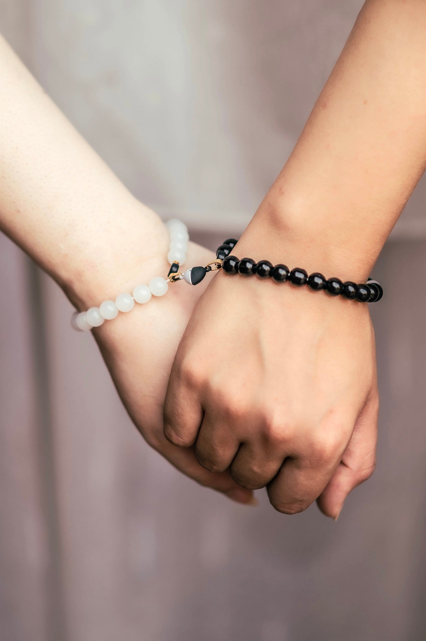 Magical magenta bracelets black / white