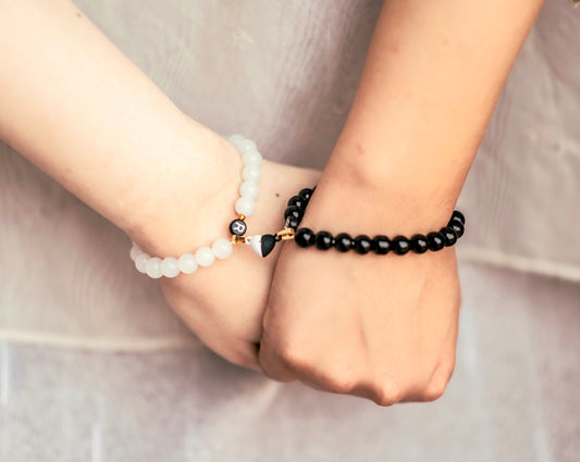 Magical magenta bracelets black / white