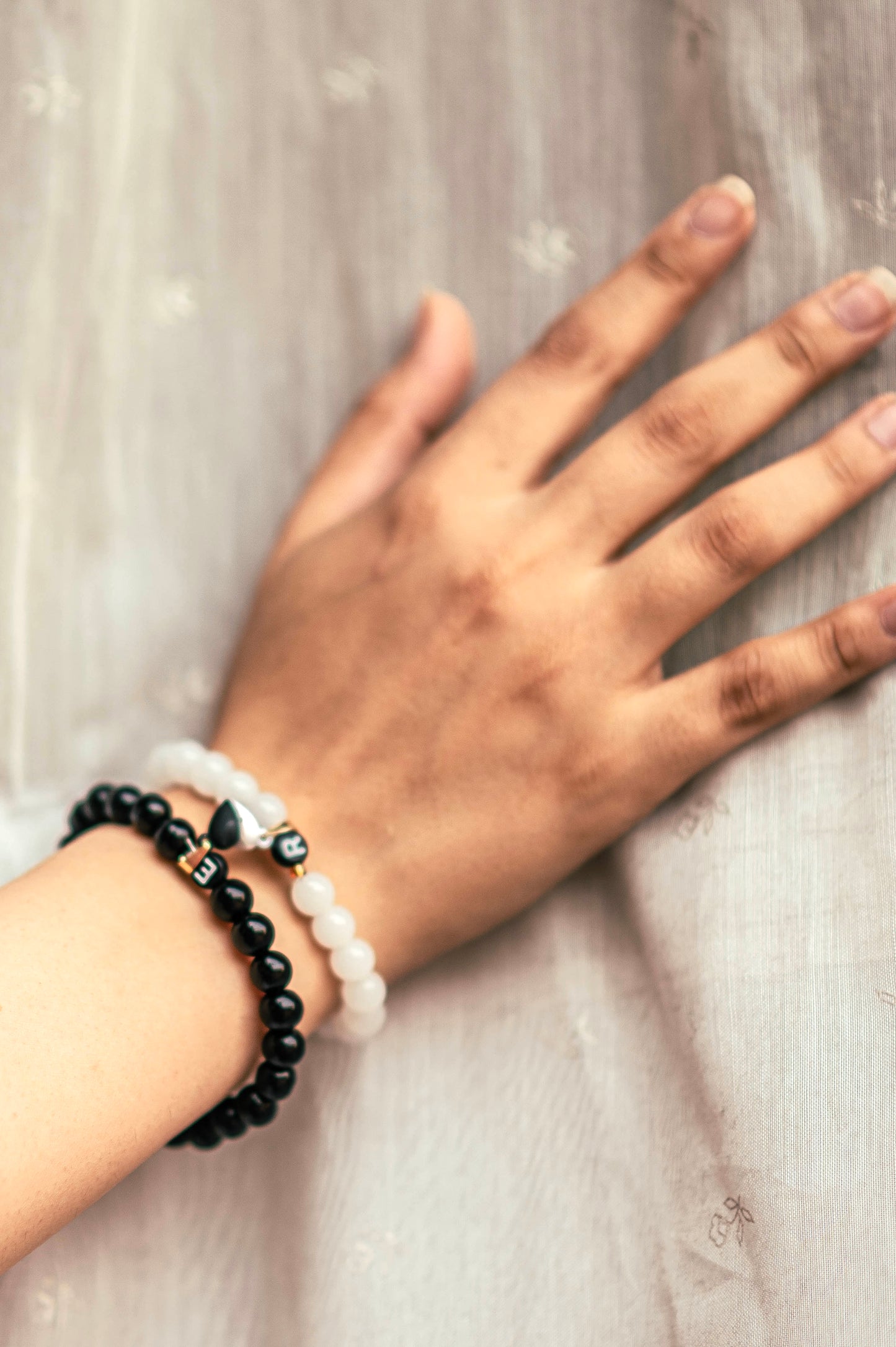 Magical magenta bracelets black / white